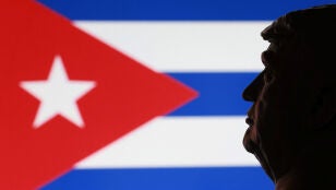 Un busto de Donald Trump frente a la bandera de Cuba. 