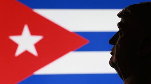 Un busto de Donald Trump frente a la bandera de Cuba. 
