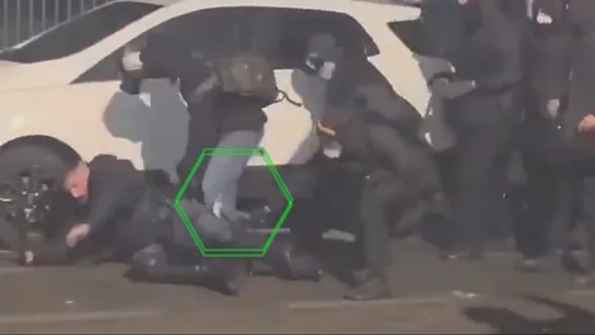 Alessandro Calista, un agente de 22 años, herido en una manifestación en Turín. Alessandro Calista, un agente de 22 años, herido en una manifestación en Turín.