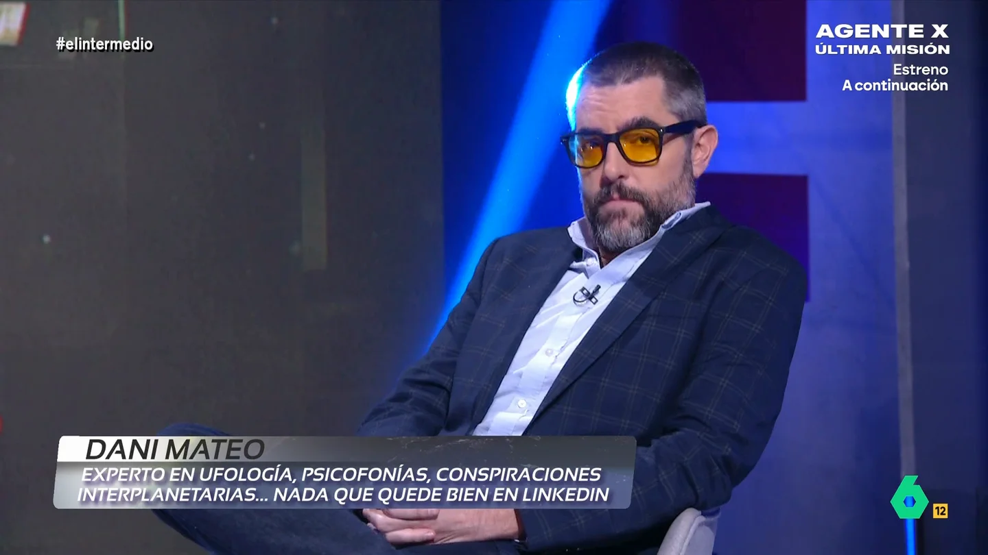 El 'profesor' Dani Mateo comparte su última teoría: "Estoy convencido de que Bellingham tapa el sol para salir más de fiesta" El 'profesor' Dani Mateo comparte su última teoría: "Estoy convencido de que Bellingham tapa el sol para salir más de fiesta"