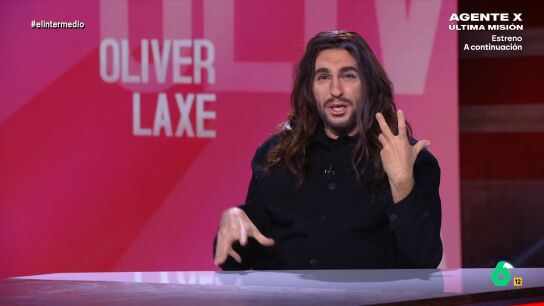 Ra&uacute;l P&eacute;rez se convierte en el director Oliver Laxe, nominado al Oscar por Sirat, y en este v&iacute;deo reflexiona sobre las 'raves' con Gloria Serra, la regularizaci&oacute;n de los migrantes o el caos en los Rodal&iacute;es.