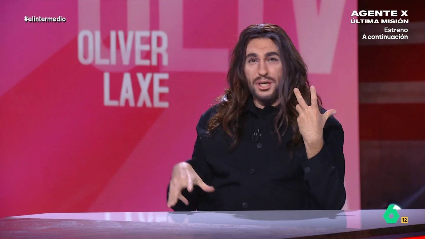 'Oliver Laxe' asegura no estar preocupado por el Oscar Raúl Pérez se convierte en el director Oliver Laxe, nominado al Oscar por Sirat, y en este vídeo reflexiona sobre las 'raves' con Gloria Serra, la regularización de los migrantes o el caos en los Rodalíes.