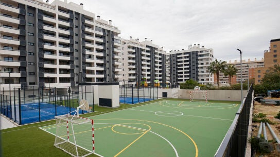 Vista general del bloque de viviendas de la playa de San Juan en Alicante, foco de la pol&eacute;mica 