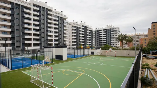 Vista general del bloque de viviendas de la playa de San Juan en Alicante, foco de la polémica Vista general del bloque de viviendas de la playa de San Juan en Alicante, foco de la polémica