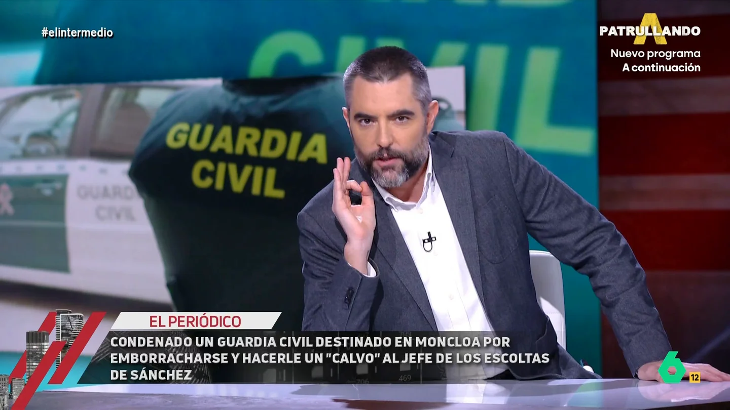 Dani Mateo presenta el surrealista caso de un Guardia Civil detenido en Moncloa: "Todo pasó el día de autos culeros" Dani Mateo presenta el surrealista caso de un Guardia Civil detenido en Moncloa: "Todo pasó el día de autos culeros"