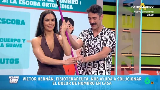 El fisioterapeuta Víctor Hernán comparte varios ejercicios para aliviar el dolor en los hombros El fisioterapeuta explica cómo podemos realizar tres ejercicios muy sencillos con elementos que tenemos en casa: 'la botella antiestrés', 'la toalla salvavidas' y 'la escoba ortopédica'. Descubre el paso a paso en el vídeo principal.
