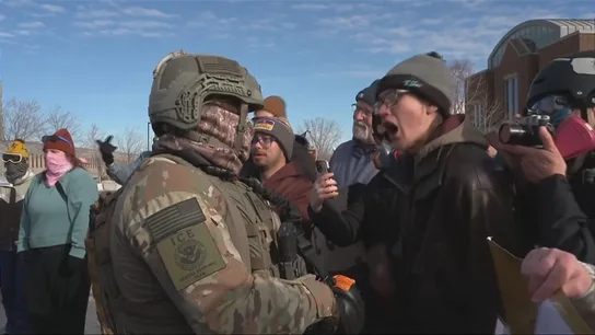 Imagen de un agente del ICE enfrentándose a un manifestante Imagen de un agente del ICE enfrentándose a un manifestante