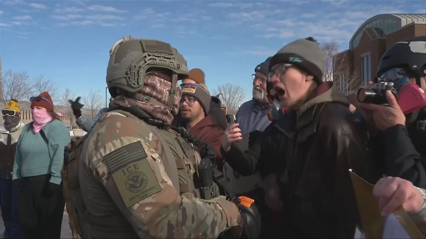 Imagen de un agente del ICE enfrentándose a un manifestante Imagen de un agente del ICE enfrentándose a un manifestante
