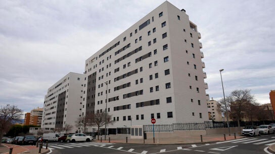 Vista general del bloque de viviendas de la playa de San Juan en Alicante