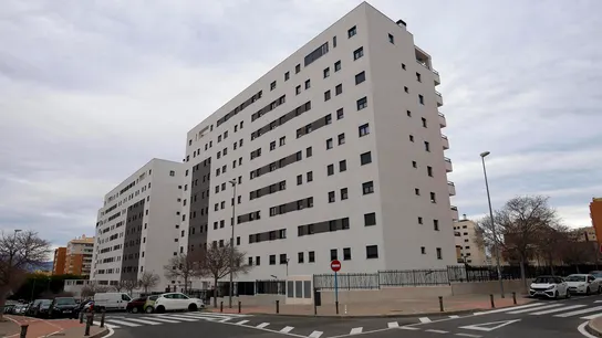 Vista general del bloque de viviendas de la playa de San Juan en Alicante Vista general del bloque de viviendas de la playa de San Juan en Alicante