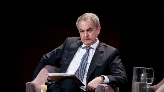 El expresidente del Gobierno Jos&eacute; Luis Rodr&iacute;guez Zapatero interviene durante la presentaci&oacute;n del libro 'Las huellas de la Transici&oacute;n. 