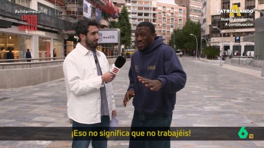 Isma Ju&aacute;rez pasea por Murcia junto a Dylan Ennis, jugador de baloncesto del UCAM Murcia, que en este v&iacute;deo le explica las cosas que m&aacute;s le gustan de Espa&ntilde;a, desde la sobremesa a los paparajotes, y se ofrece como rey mago para la pr&oacute;xima cabalgata.