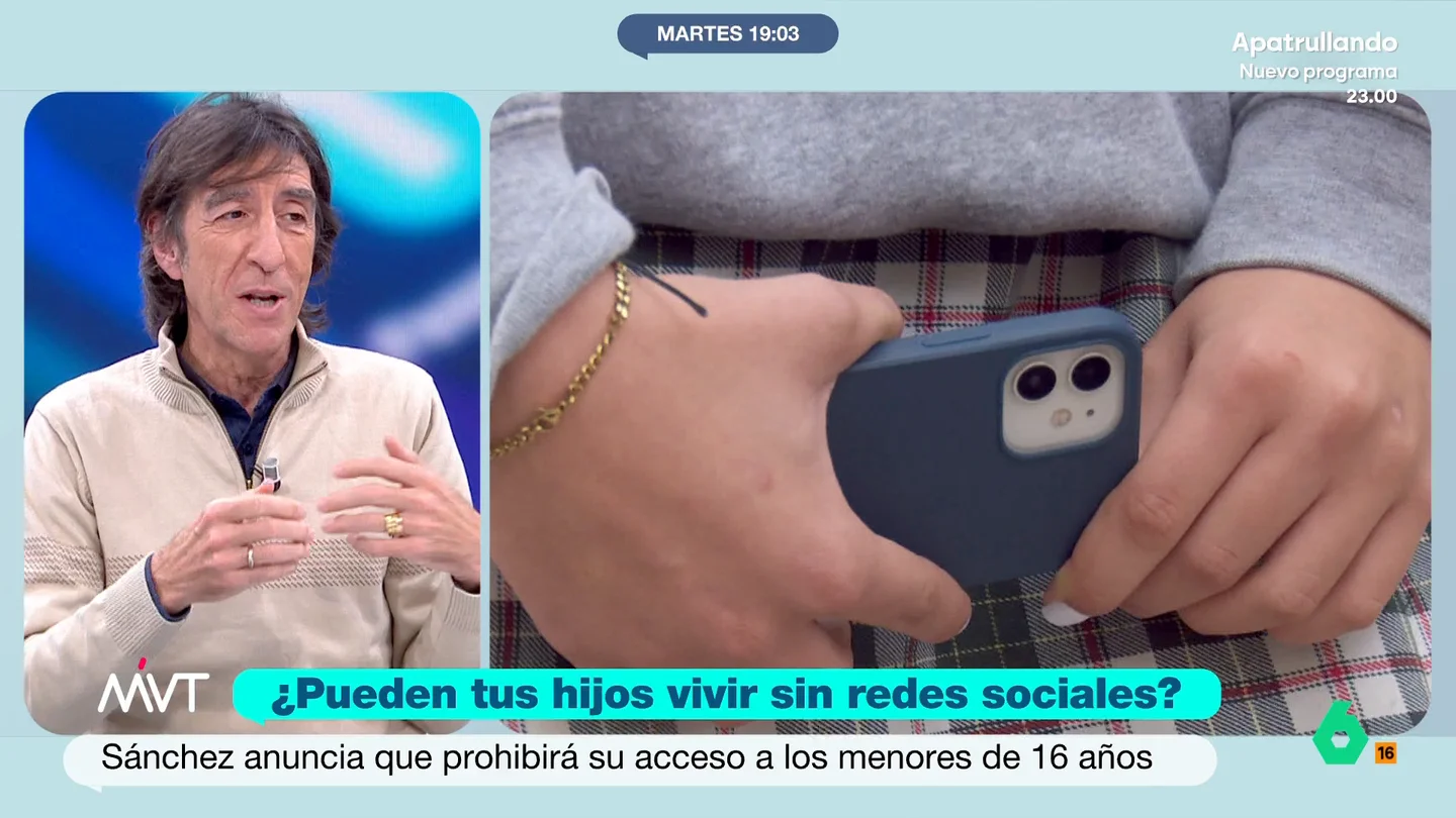 Benjamín Prado: "Los padres de menores de 15 estamos horrorizados con las redes sociales. No hay otro tema de conversación" Benjamín Prado reflexiona, como padre de adolescente, sobre el anuncio de Pedro Sánchez de prohibir las redes sociales a menores de 16. Sin embargo, se pregunta en este vídeo si no sería mejor "regular antes la red social".