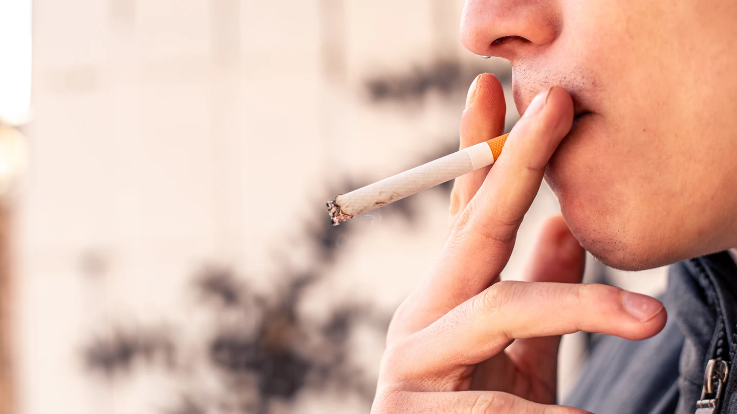 Una persona fumando. Una persona fumando.
