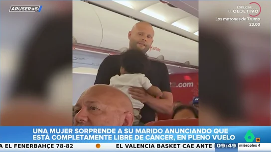 El emotivo vídeo de una mujer que anuncia en pleno vuelo que su marido ha superado el cáncer El emotivo vídeo de una mujer que anuncia en pleno vuelo que su marido ha superado el cáncer