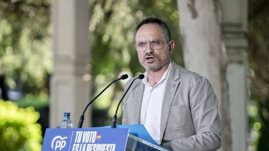 El alcalde de M&oacute;stoles, Manuel Bautista, interviene durante un acto de campa&ntilde;a del partido.