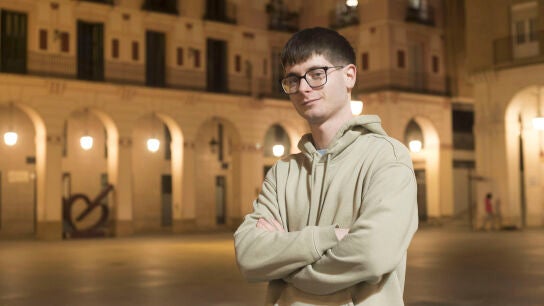 Lorient Díaz de 18 años, todavía no tiene claro si va a votar o no en las elecciones de Aragón de 2026