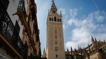 Vista de la fachada norte de la Giralda de Sevilla en una imagen de archivo. Vista de la fachada norte de la Giralda de Sevilla en una imagen de archivo.