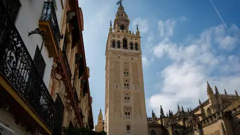 Vista de la fachada norte de la Giralda de Sevilla en una imagen de archivo. Vista de la fachada norte de la Giralda de Sevilla en una imagen de archivo.