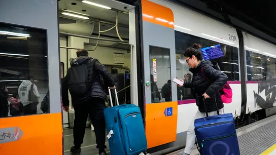 Ciudadanos usando el servicio de Rodalies Ciudadanos usando el servicio de Rodalies