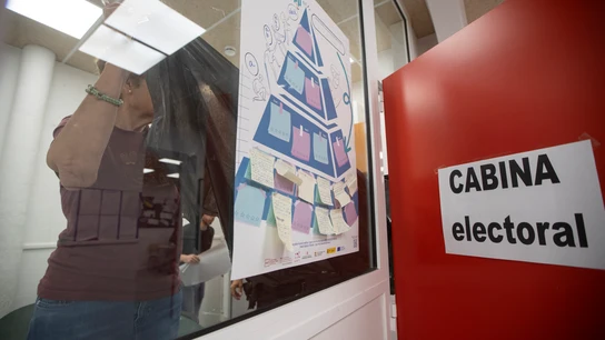 Unos operarios tapan las ventanas de una salita para preparar una cabina electoral en una imagen de archivo Unos operarios tapan las ventanas de una salita para preparar una cabina electoral en una imagen de archivo