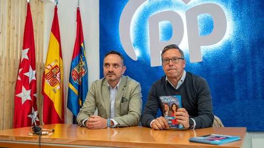 Imagen de archivo del alcalde de Móstoles, Manuel Bautista (i), y Alfonso Serrano en mayo de 2023 Imagen de archivo del alcalde de Móstoles, Manuel Bautista (i), y Alfonso Serrano en mayo de 2023