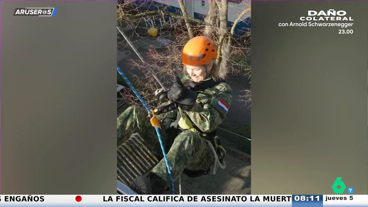 Alfonso Arús alucina al ver el entrenamiento militar de Máxima de Holanda: "Pero, ¿esta señora va a entrar en el Ejército?" Alfonso Arús alucina al ver el entrenamiento militar de Máxima de Holanda: "Pero, ¿esta señora va a entrar en el Ejército?"