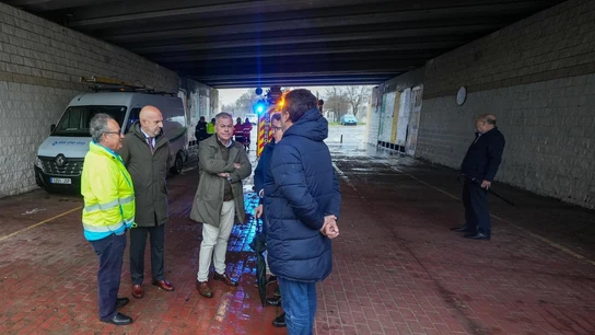 El alcalde de Sevilla, en las puertas de Vega de Triana El alcalde de Sevilla, en las puertas de Vega de Triana