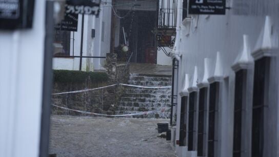 Calle convertida en r&iacute;o en la localidad gaditana de Grazalema tras el paso de la borrasca Leonardo. 