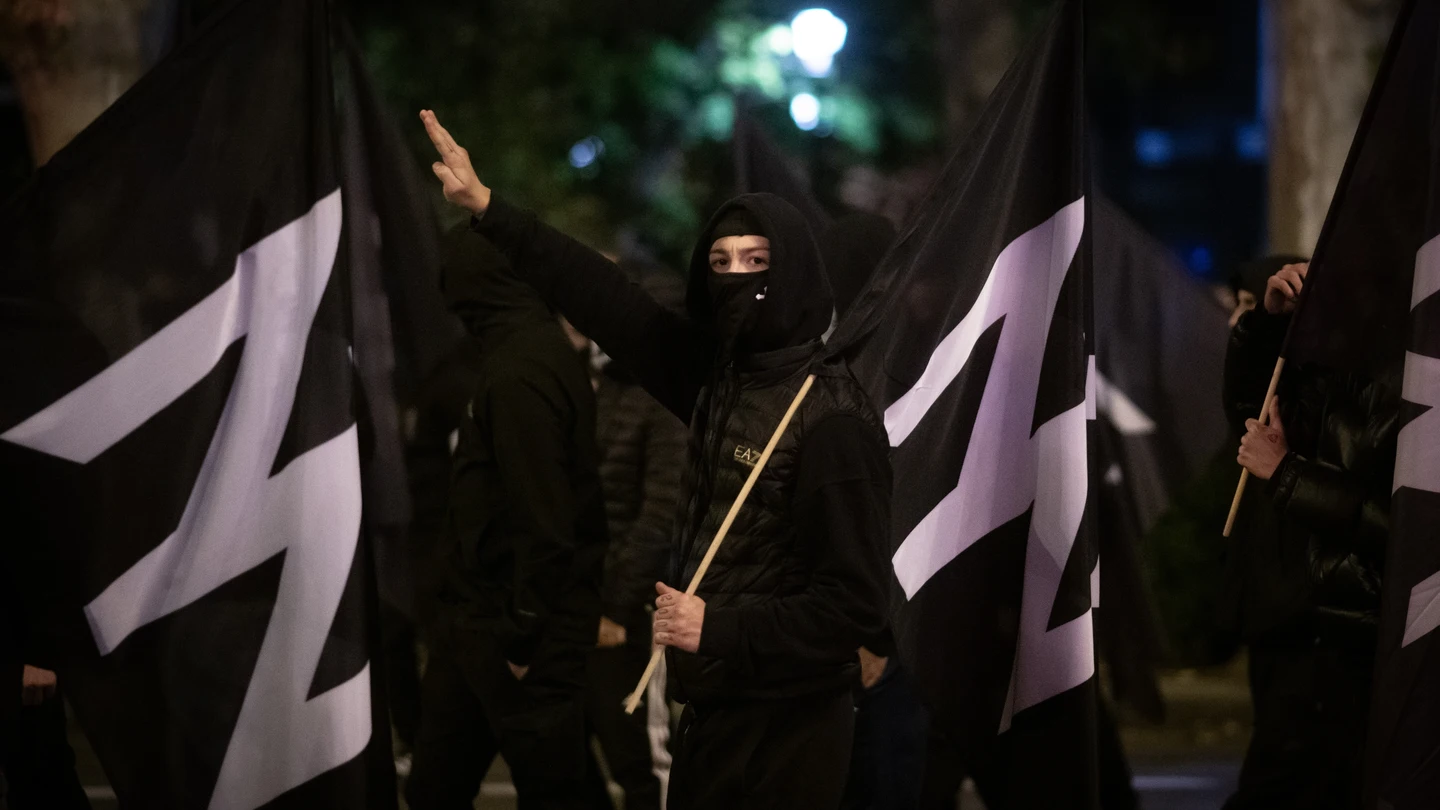 Un ultra de Núcleo Nacional haciendo el saludo fascista Un ultra de Núcleo Nacional haciendo el saludo fascista