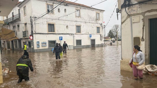 Calles de la localidad de Alc&aacute;cer do Sal, en Set&uacute;bal y al sur de Lisboa, afectadas por los destrozos y la crecida del r&iacute;o Sado, debido a las fuertes lluvias que ha tra&iacute;do la borrasca Leonardo.
