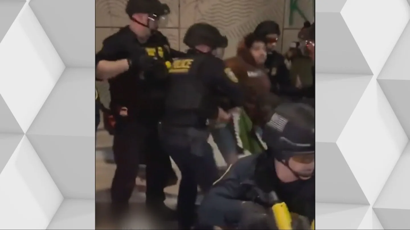 La brutalidad de los matones de Trump con un joven sordo: el ICE lo detuvo en Los Ángeles por no obedecer unas órdenes que no podía escuchar La brutalidad de los matones de Trump con un joven sordo: el ICE lo detuvo en Los Ángeles por no obedecer unas órdenes que no podía escuchar