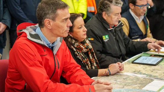 El presidente del Gobierno, Pedro Sánchez, en el puesto de mando avanzado por el temporal en San Roque (Cádiz) El presidente del Gobierno, Pedro Sánchez, en el puesto de mando avanzado por el temporal en San Roque (Cádiz)