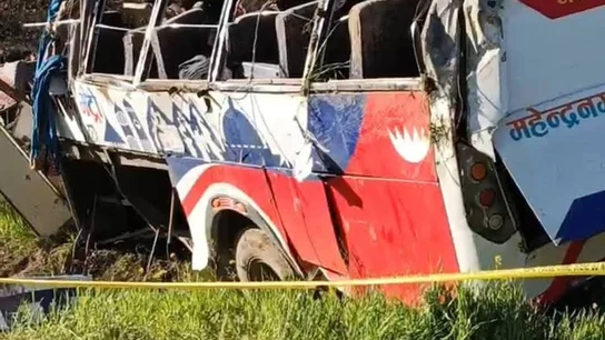Al menos 13 muertos al caer un autobús con invitados de una boda por un barranco en Nepal Al menos 13 muertos al caer un autobús con invitados de una boda por un barranco en Nepal
