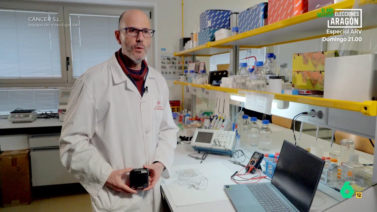 Un experto analiza los aparatos de una pseudoterapia contra el cáncer "Se aprovecharon de su desesperación para sacarle el dinero". Es la conclusión de Alberto Nájera, profesor de Radiología y Medicina Física, tras analizar varios aparatos de una pseudoterapia que supuestamente cura el cáncer.