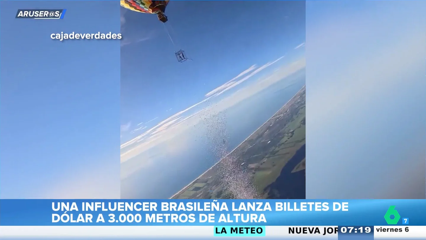 Una influencer salta al vacío desde 3.000 metros lanzando miles de dólares para hacerse viral Una influencer salta al vacío desde 3.000 metros lanzando miles de dólares para hacerse viral
