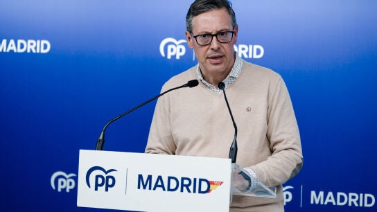 El secretario general del PP de Madrid, Alfonso Serrano, durante una rueda de prensa, en la sede del PP, a 6 de febrero de 2026
