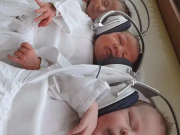 Bebés recién nacidos escuchando música Bebés recién nacidos escuchando música