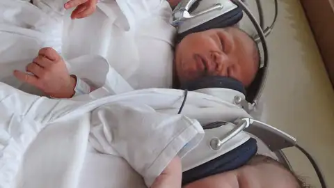 Bebés recién nacidos escuchando música Bebés recién nacidos escuchando música
