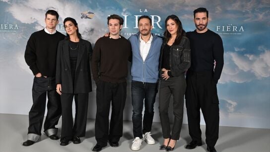 Miguel Bernardeau, St&eacute;phanie Magnin, Carlos Cuevas, Salvador Calvo, Candela Gonz&aacute;lez y Miguel &Aacute;ngel Silvestre posan durante la presentaci&oacute;n de la pel&iacute;cula 'La Fiera'.