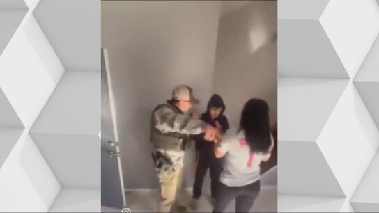 Un agente junto a un menor y una mujer en San Antonio, Texas