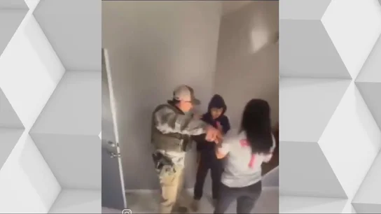 Un agente junto a un menor y una mujer en San Antonio, Texas Un agente junto a un menor y una mujer en San Antonio, Texas