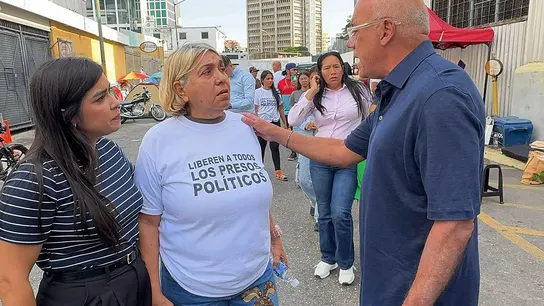 El presidente de la Asamblea Nacional de Venezuela, Jorge Rodríguez, hablando con familiares de presos políticos El presidente de la Asamblea Nacional de Venezuela, Jorge Rodríguez, hablando con familiares de presos políticos