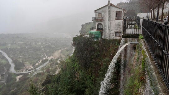 Un ca&ntilde;o desagua en Grazalema (C&aacute;diz).