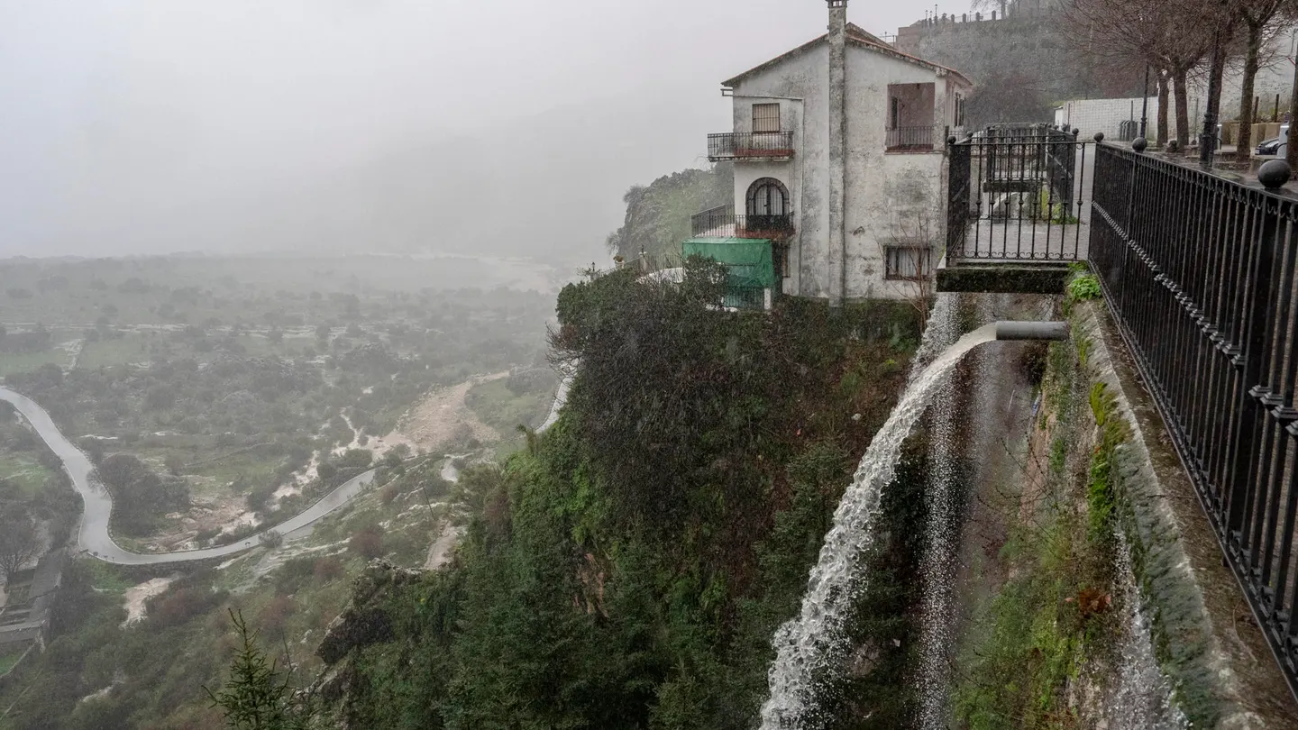 Un caño desagua en Grazalema (Cádiz). Un caño desagua en Grazalema (Cádiz).
