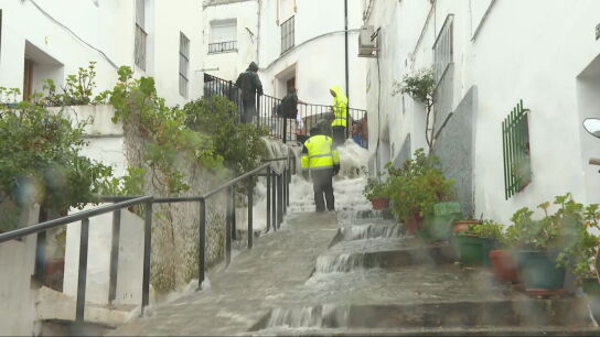 El agua, cayendo por las calles de Ubrique