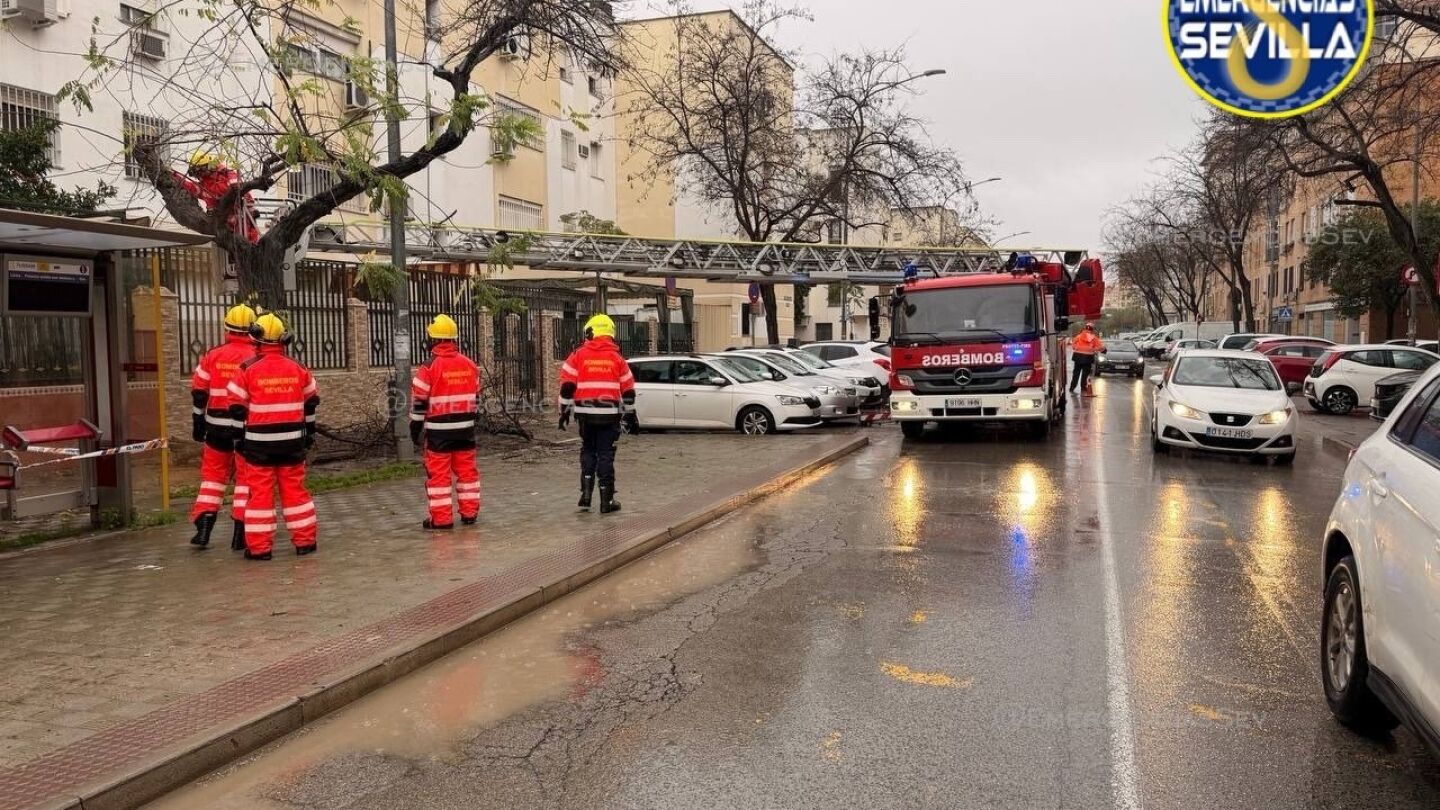 Bomberos actúan en Andalucía tras el aviso por una incidencia relacionada con el temporal.