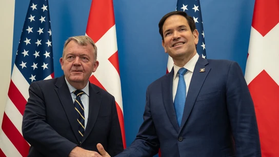 El secretario de Estado estadounidense, Marco Rubio, estrecha la mano del ministro de Asuntos Exteriores danés, Lars Lokke Rasmussen. El secretario de Estado estadounidense, Marco Rubio, estrecha la mano del ministro de Asuntos Exteriores danés, Lars Lokke Rasmussen.