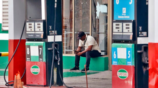 Imagen de una hombre en una gasolinera de Cuba