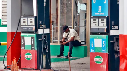 Imagen de una hombre en una gasolinera de Cuba Imagen de una hombre en una gasolinera de Cuba